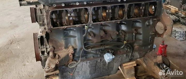 Двигатель в разборе Scania DC13