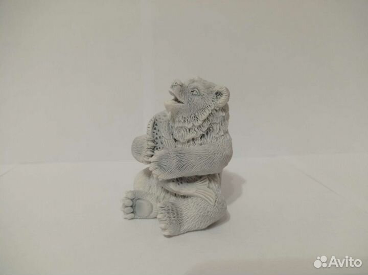Статуэтка фигурка медведя с рыбкой