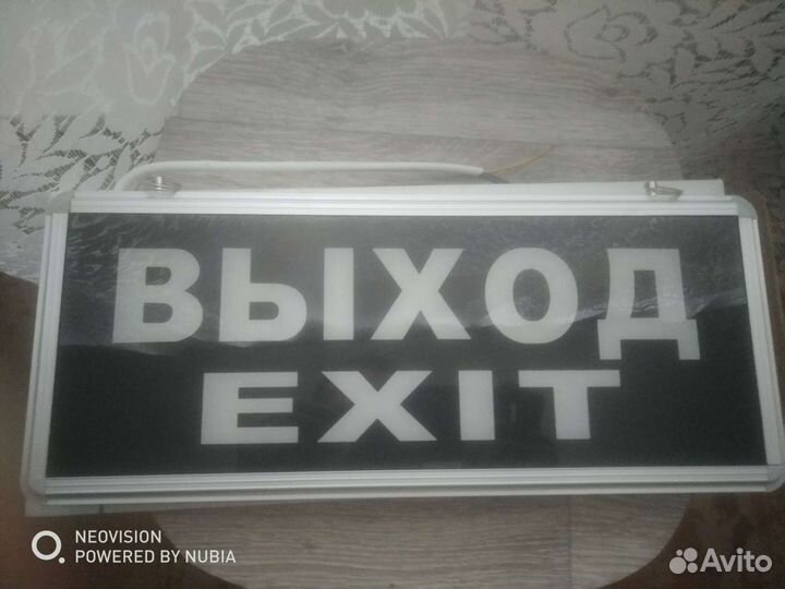 Табличка выход с встроенным аккумулятором