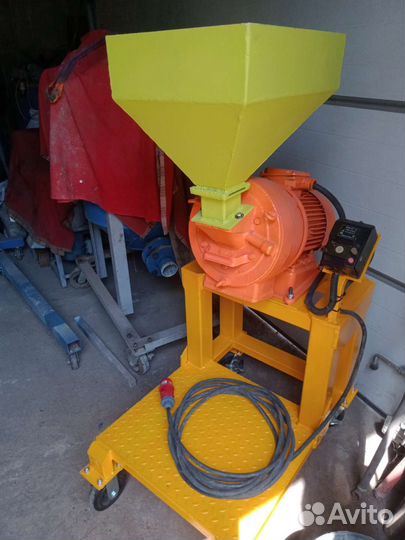 Измельчитель зерна, кормов.Одолжение
