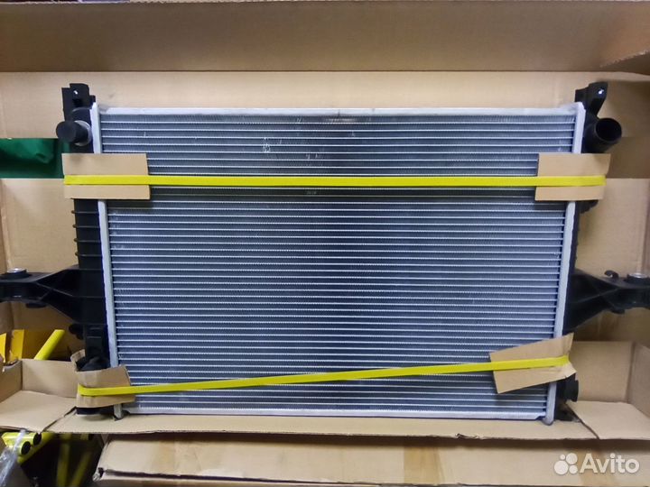 Радиатор охлаждения двигателя VO2115 AVA