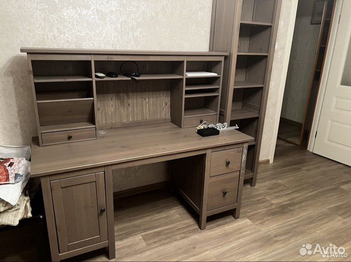 Стол письменный и стеллаж IKEA hemnes
