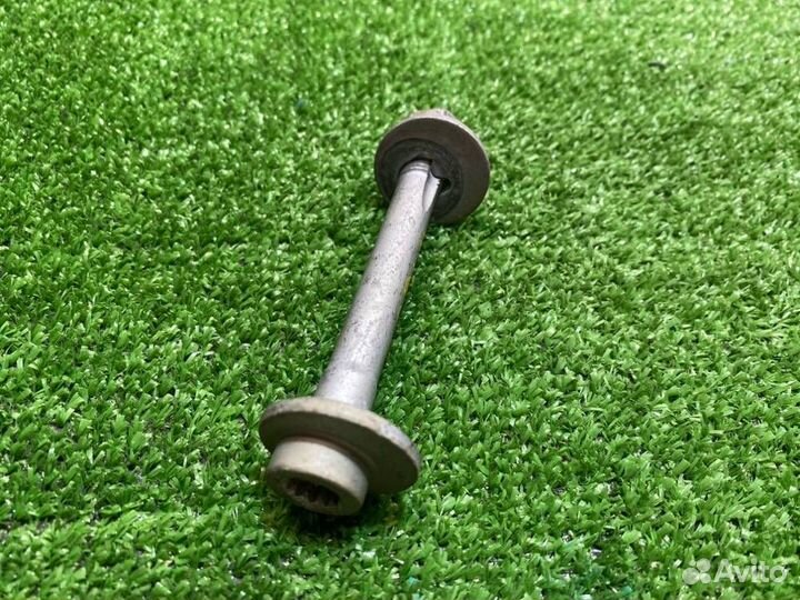 Болт развальный задний Mercedes-Benz E-Class W212