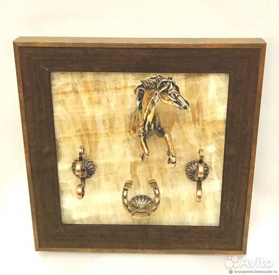 Панно выпрыгивающая лошадь