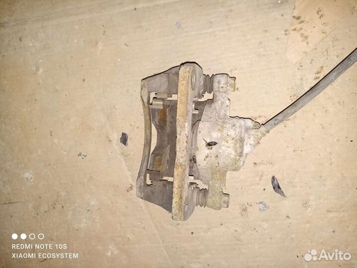 Суппорт левый передний Kia Spectra 2011год б.у