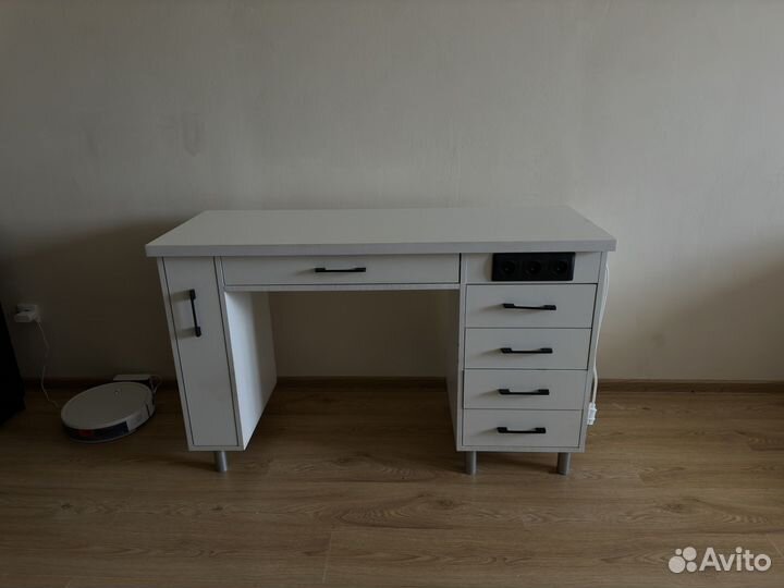 Маникюрный стол