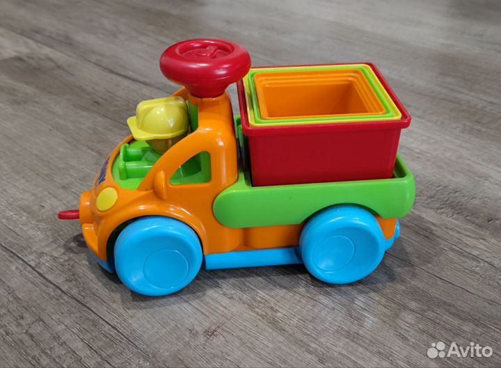 Грузовик сортер с пирамидкой Tomy