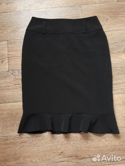 Юбки классические 4 шт черные,красная