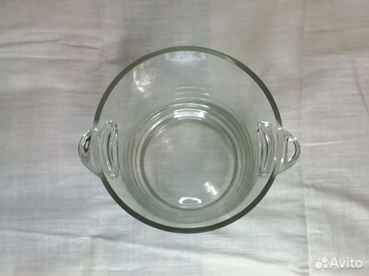 Массивная ваза с ручками как губы рыбы