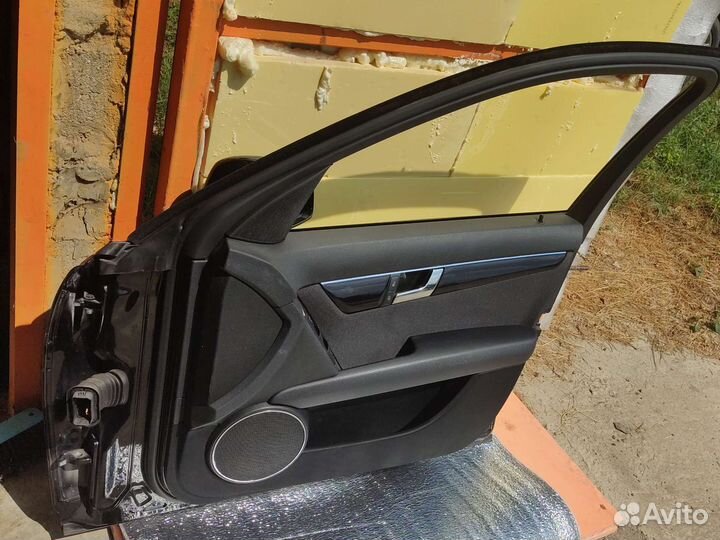 Дверь правая передняя на mercedes w204