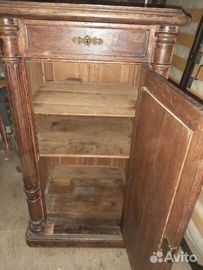 Старинная тумба с эмблемой