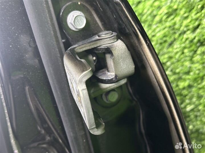 Петли двери передние левые Toyota Aqua NHP10