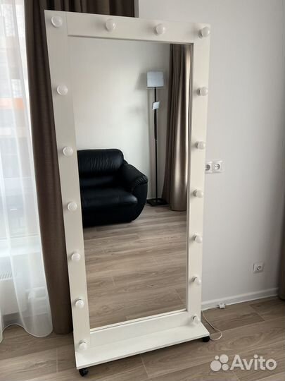 Гримерное зеркало с лампочками