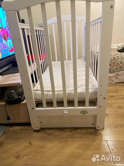 Детская кроватка с продольным маятником