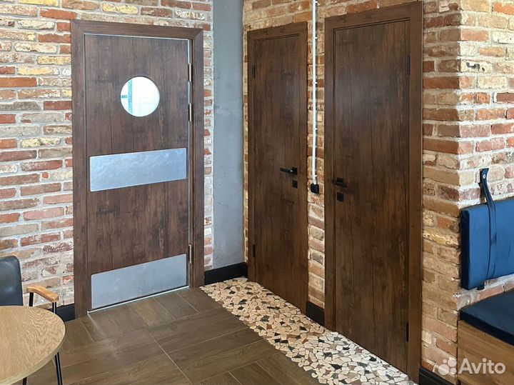 Маятниковая дверь глухая и с иллюминатором