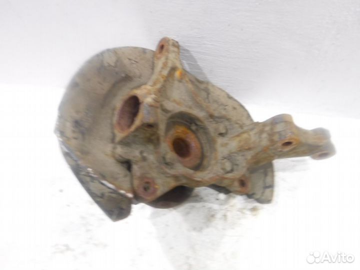 Кулак передний правый