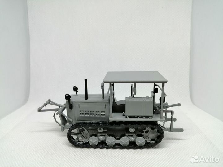 Модель Гусеничный трактор «дт-57»
