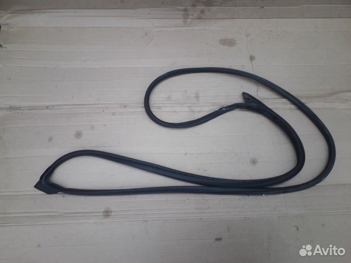 Уплотнитель двери передней левой Mazda 3bl