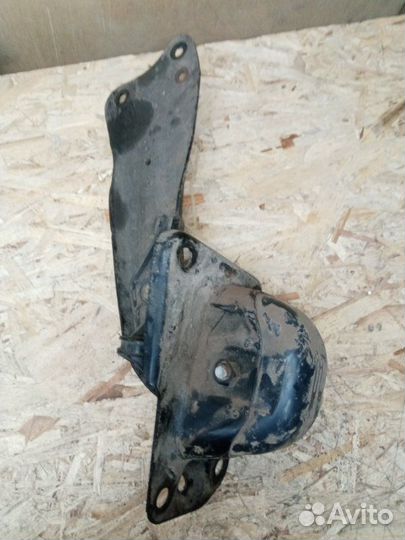 Крепление балки подвески заднее левое Skoda