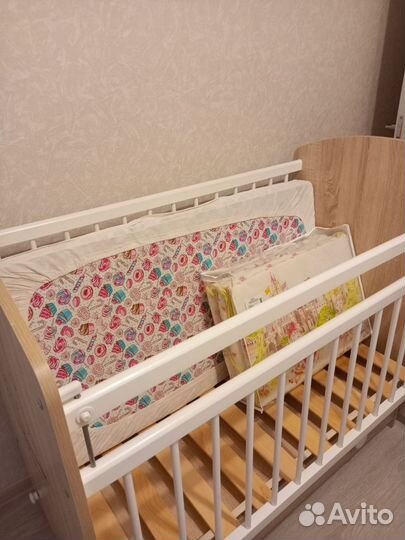 Детская кроватка с маятником