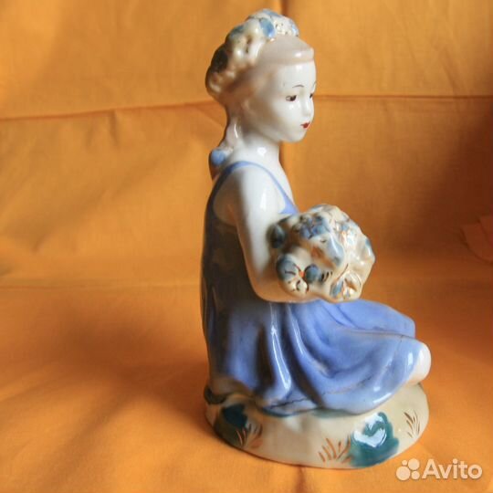 Фарфор: Статуэтка «Девочка с букетом»
