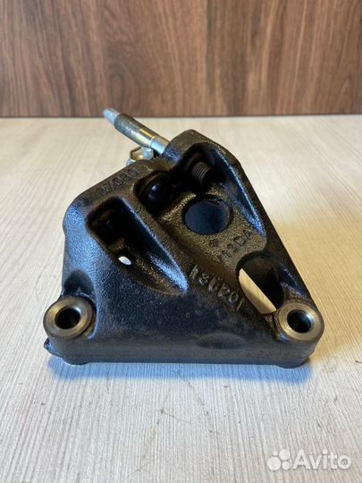 Кронштейн двигателя правый Toyota Corolla 180