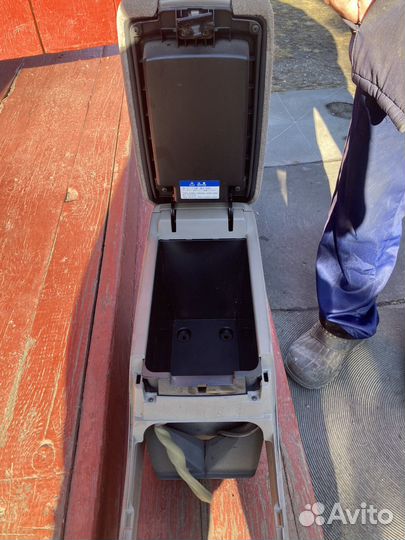 Бордачек между сидений