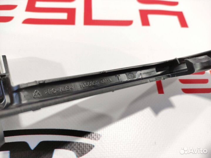 Кронштейн (крепление) коврового покрытия багажника