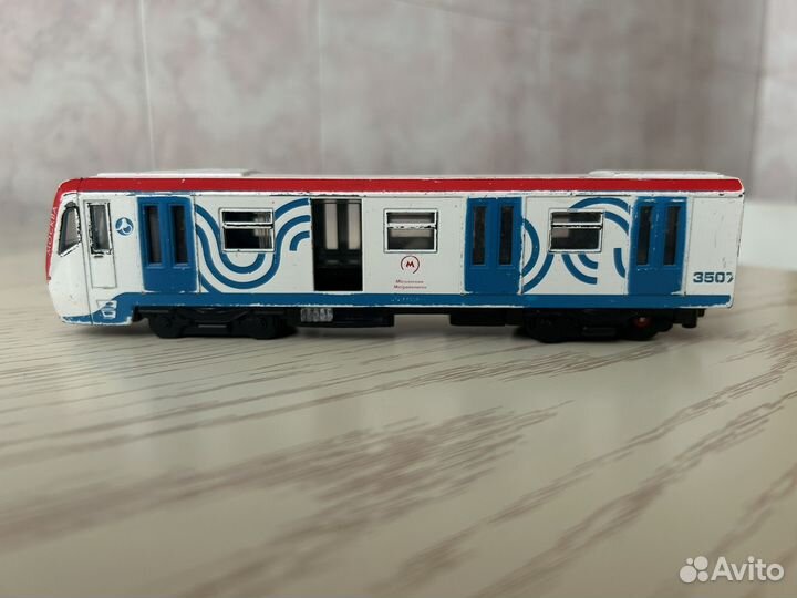 Поезд метро