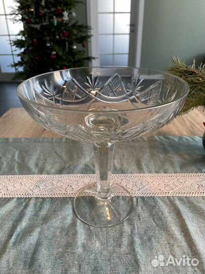 Старинная ваза на ножке