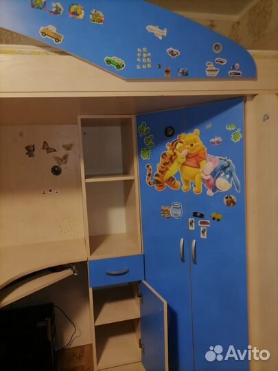 Детский уголок с кроватью и столом