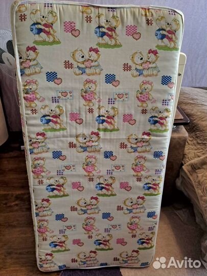 Детская кроватка с маятником