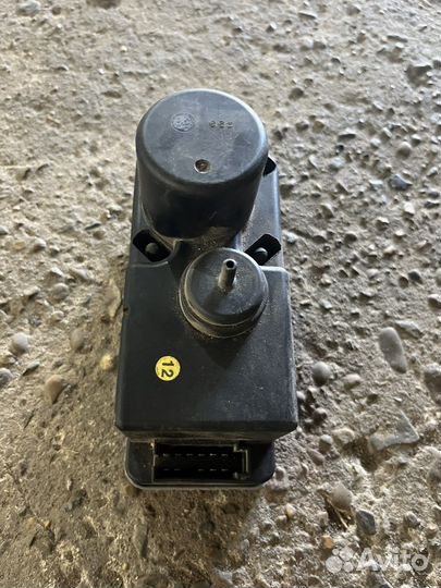 Компрессор центрального замка Volkswagen Golf-3