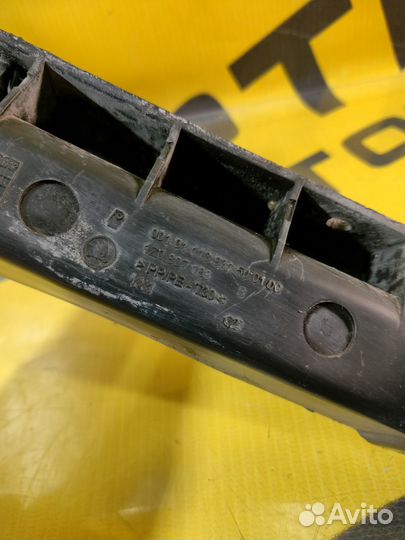 Кронштейн бампера передний левый Skoda Octavia A5