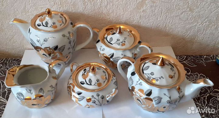 Два чайника, 2 сахарницы и молочник позолота