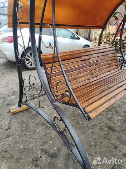 Садовая качель с большой крышей