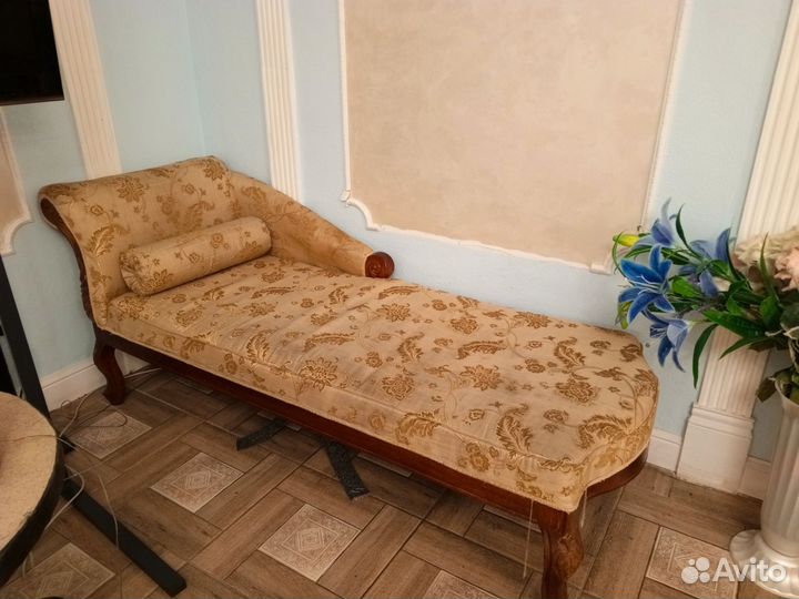 Комплект старинной мебели из шести предметов