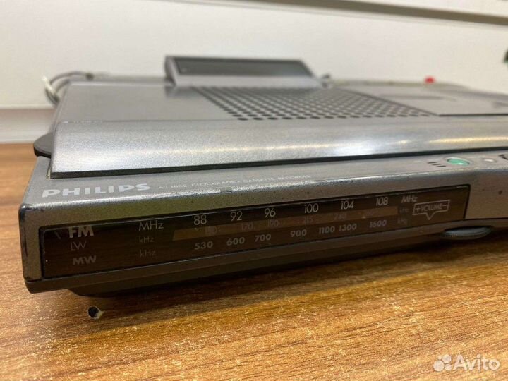 Кассетный магнитофон с часами Phillips AJ3802