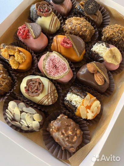 Финики в шоколаде с начинкой из цельных орехов