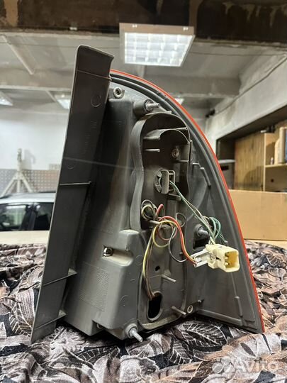 Задний левый фонарь toyota fielder 121