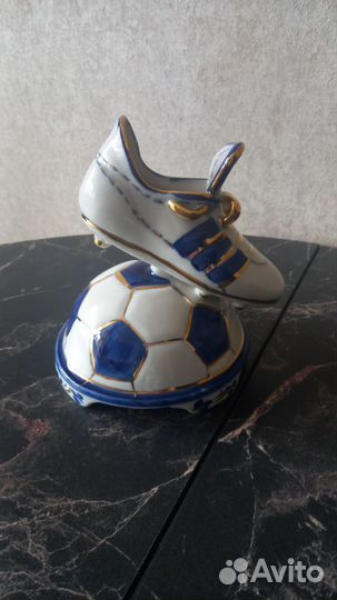 Статуэтка фарфор Бутса сувенир