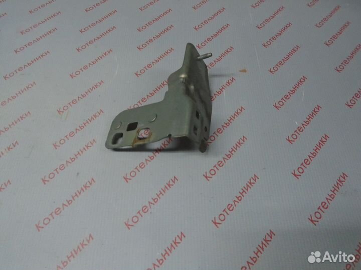 Nissan 62292-AU010 Кронштейн правый