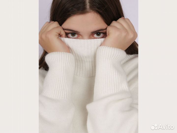 Свитер женский с высоким горлом белый 42-48