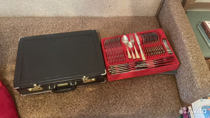 Позолоченные столовые приборы/вилки,ножи, ложки