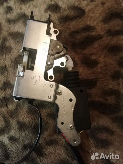 Замок двери передней левой Chevrolet Niva