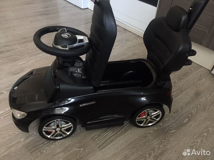 Машинка каталка с ручкой mercedes