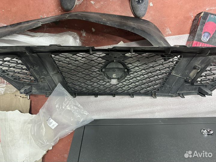 Передня решетка радиатора nissan patrol y62