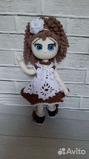 Вязаная куколка с подсолнухами