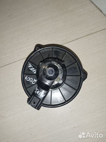 Моторчик печки Toyota Avensis 1