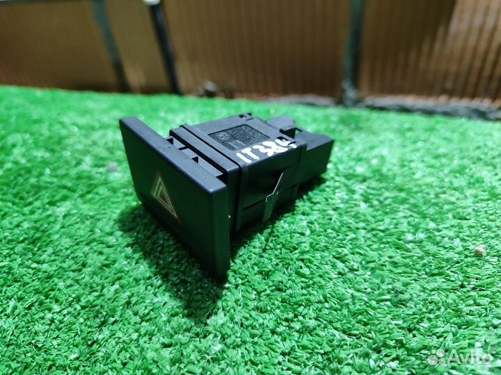 Кнопка аварийки Volkswagen Touareg 7L